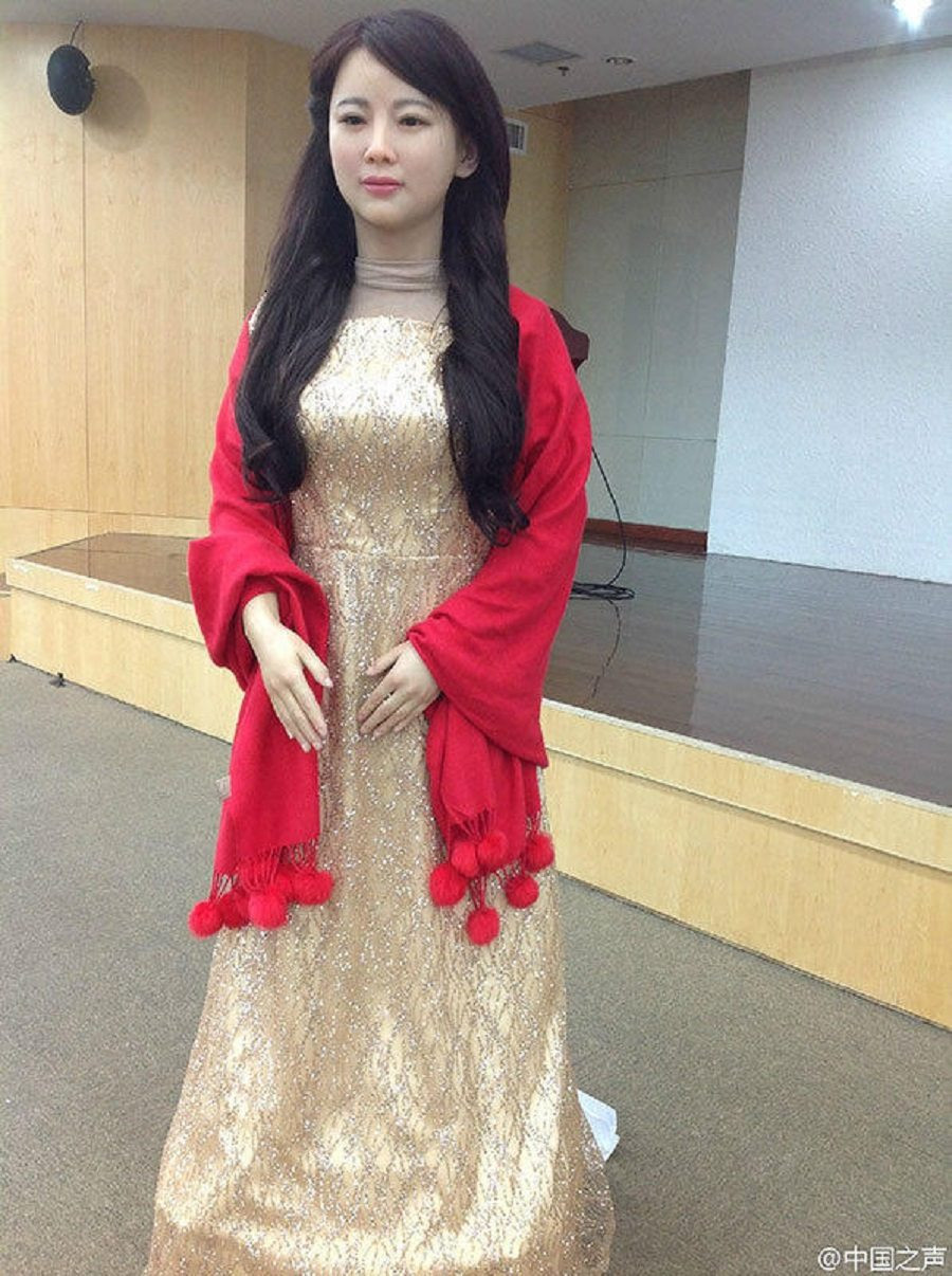 İnsan hislerini algılayabilen cazibeli robot görenleri şoke ediyor