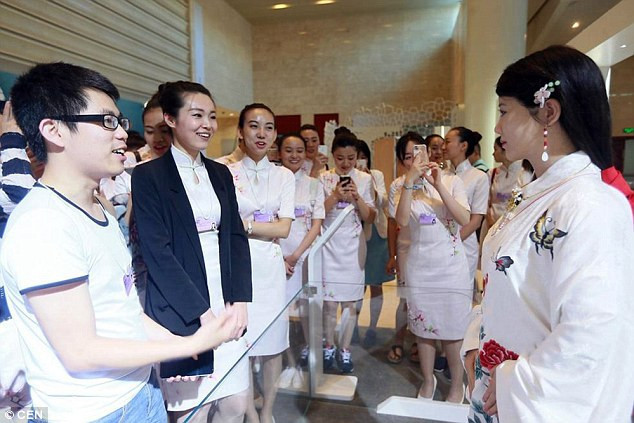 İnsan hislerini algılayabilen cazibeli robot görenleri şoke ediyor