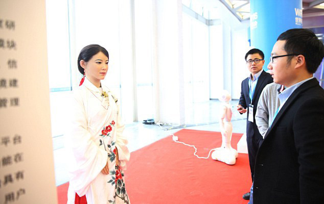 İnsan hislerini algılayabilen cazibeli robot görenleri şoke ediyor