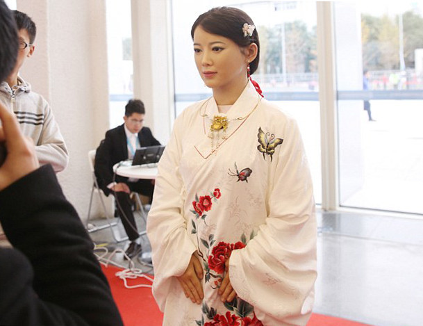 İnsan hislerini algılayabilen cazibeli robot görenleri şoke ediyor