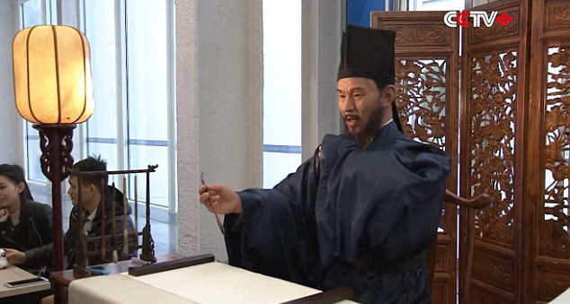 İnsan hislerini algılayabilen cazibeli robot görenleri şoke ediyor