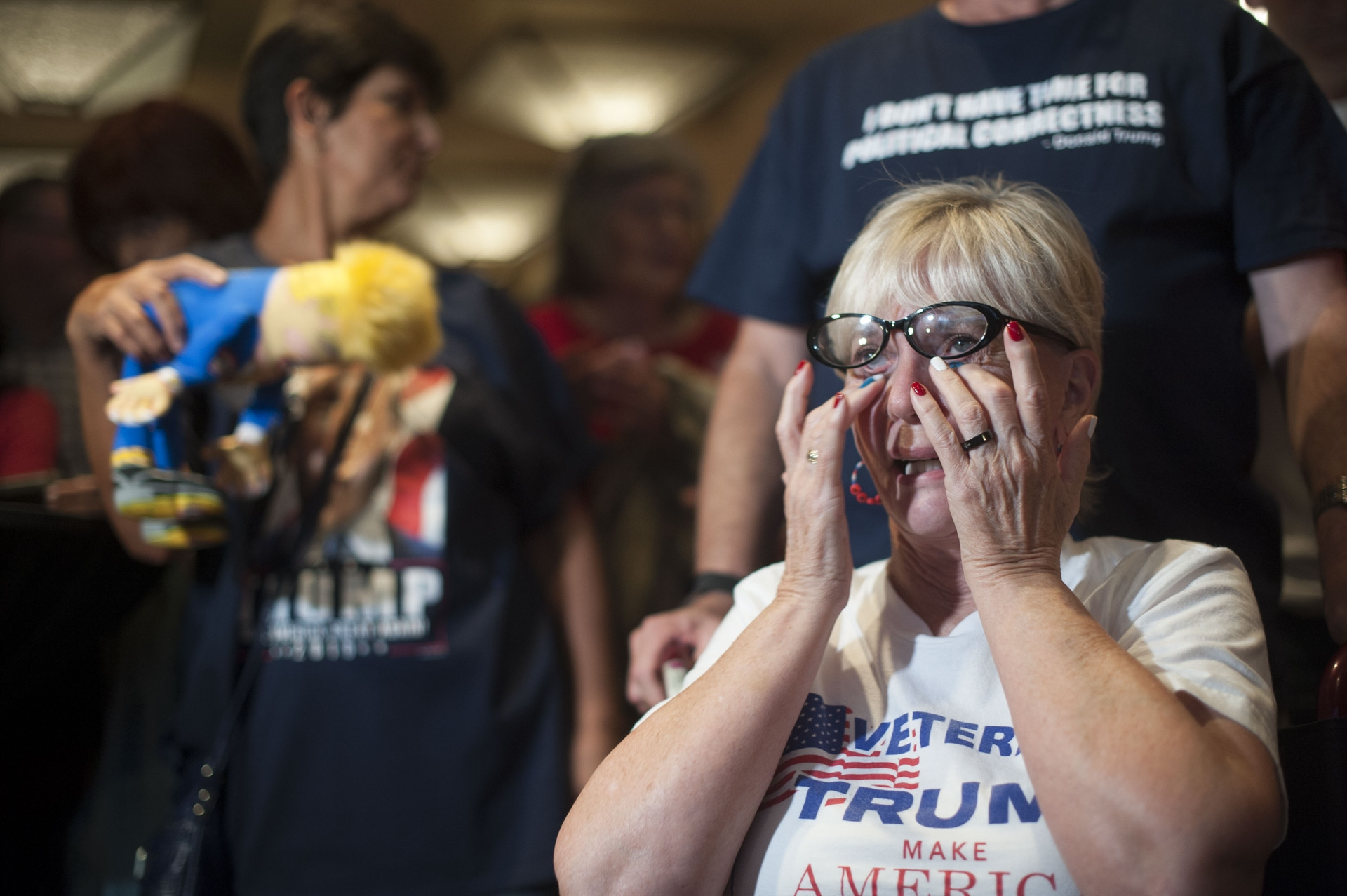 Clinton taraftarları gözyaşlarına boğuldu