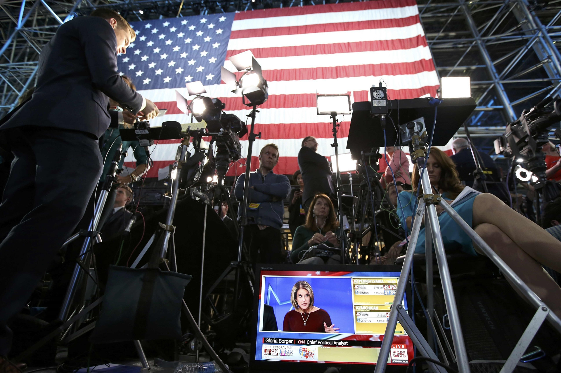 Clinton taraftarları gözyaşlarına boğuldu