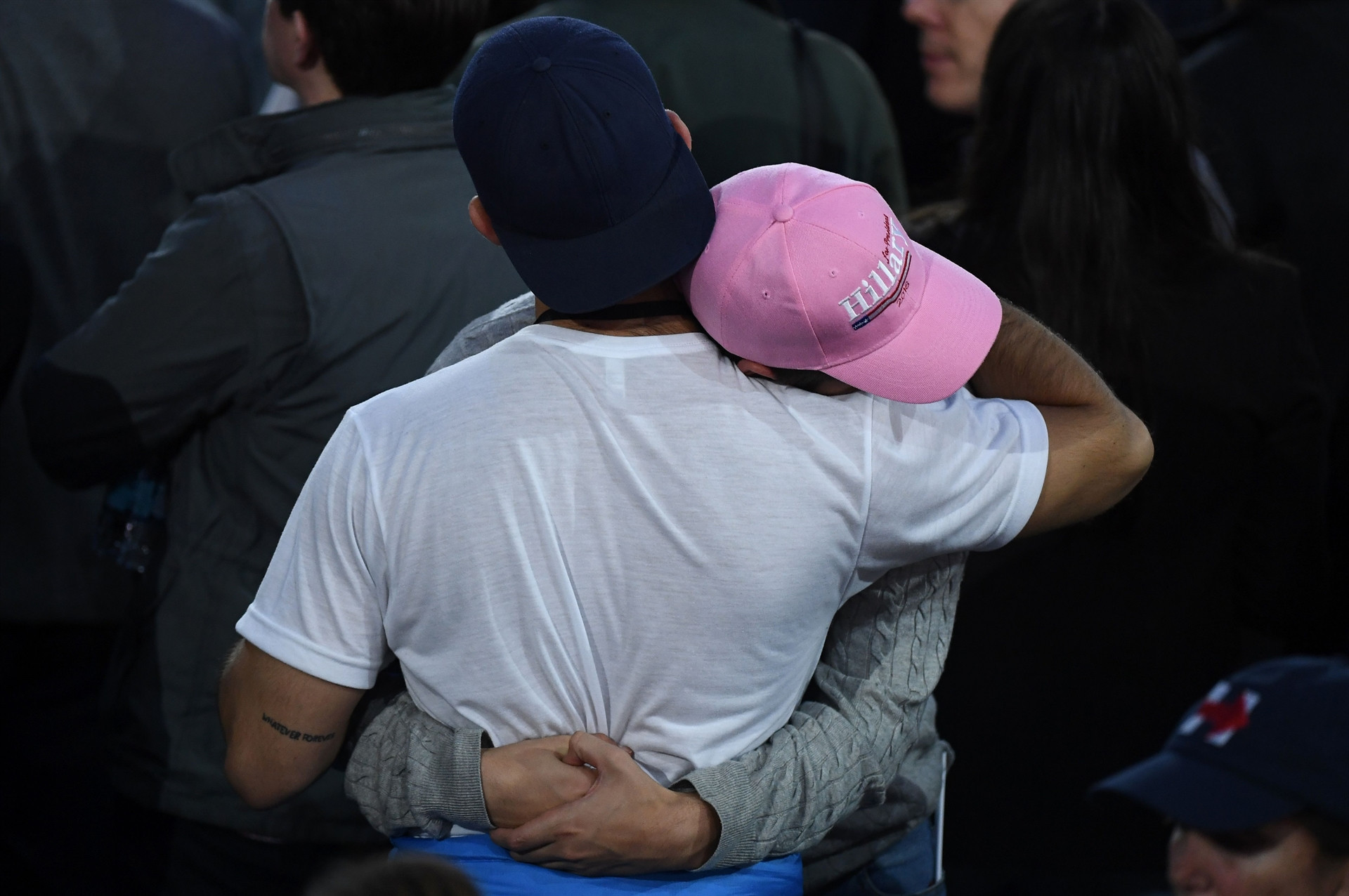 Clinton taraftarları gözyaşlarına boğuldu