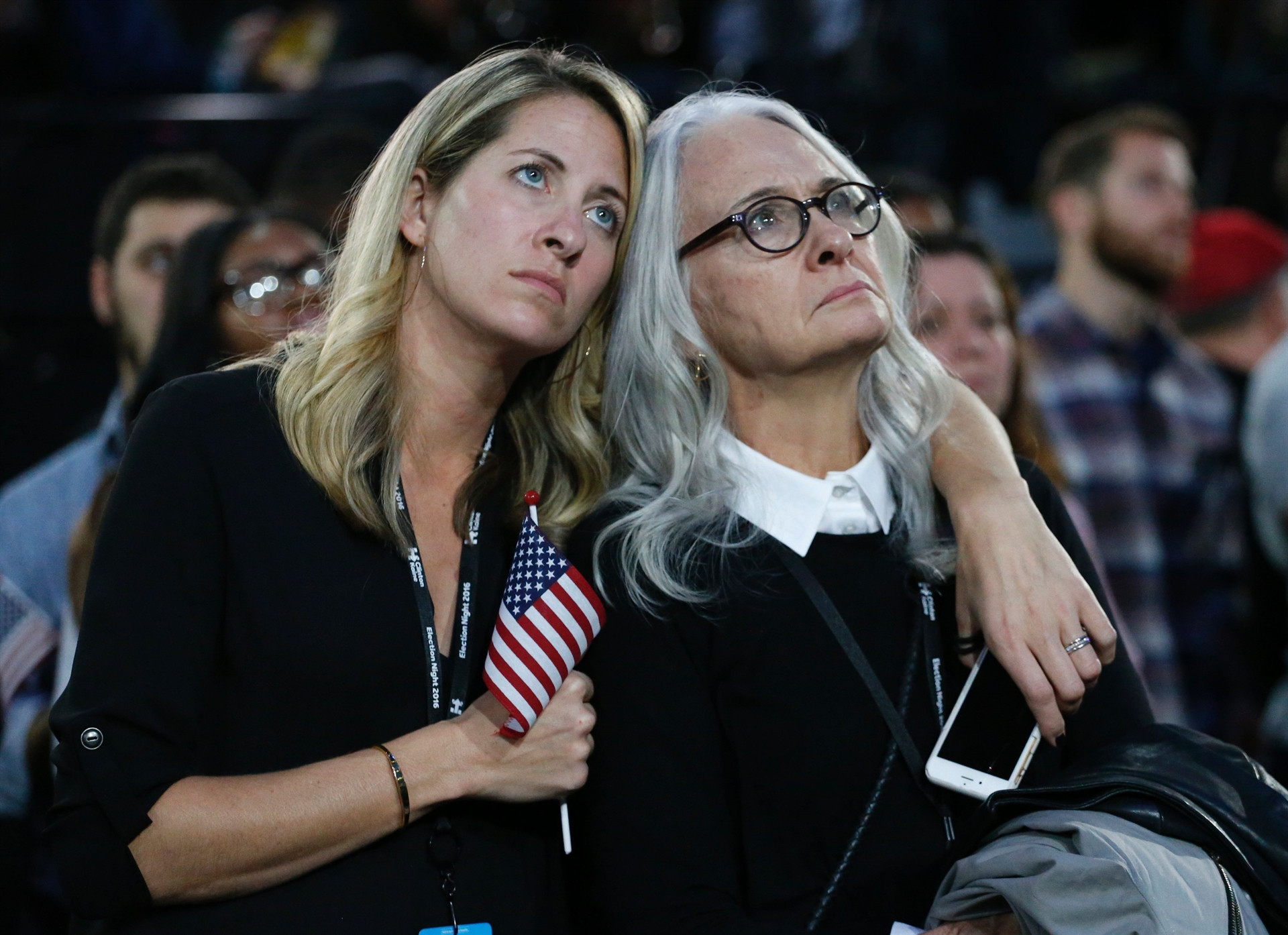 Clinton taraftarları gözyaşlarına boğuldu