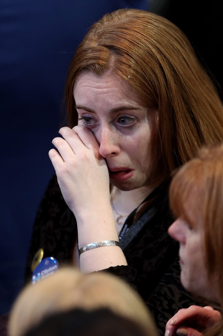 Clinton taraftarları gözyaşlarına boğuldu