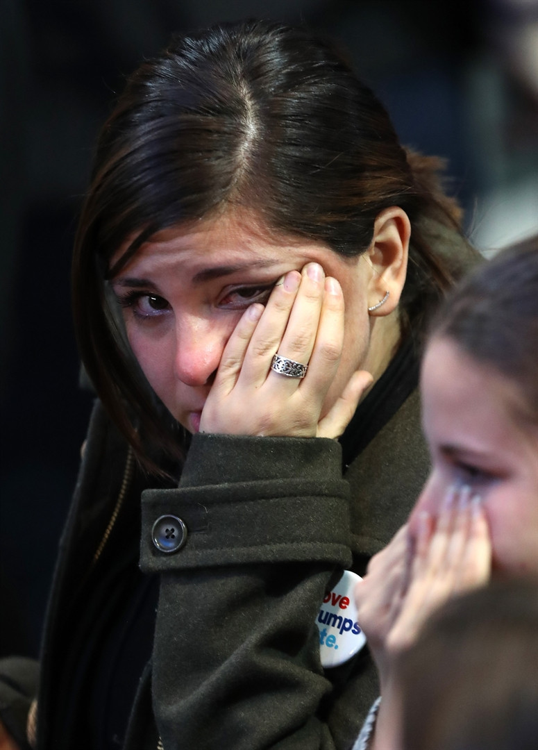 Clinton taraftarları gözyaşlarına boğuldu