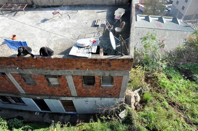 Kayalar evlerin üzerine düştü