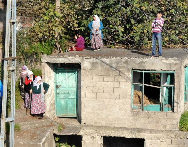 Kayalar evlerin üzerine düştü