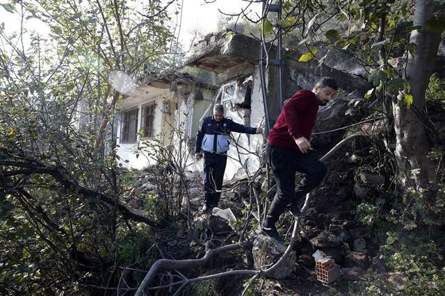 Kayalar evlerin üzerine düştü