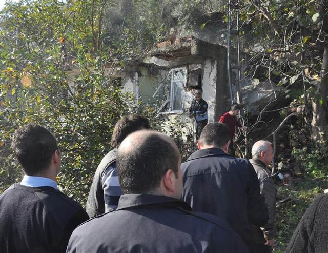 Kayalar evlerin üzerine düştü