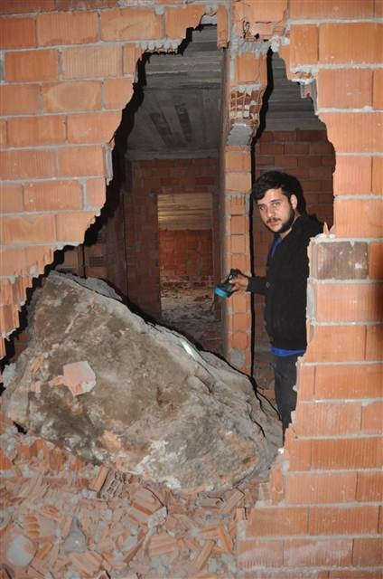 Kayalar evlerin üzerine düştü