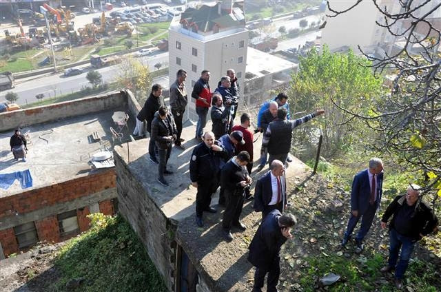 Kayalar evlerin üzerine düştü