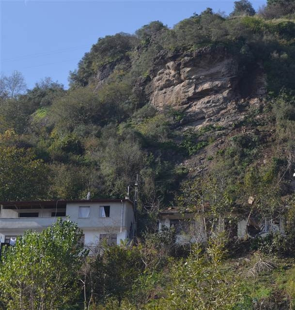 Kayalar evlerin üzerine düştü