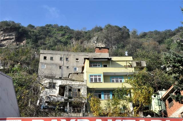 Kayalar evlerin üzerine düştü