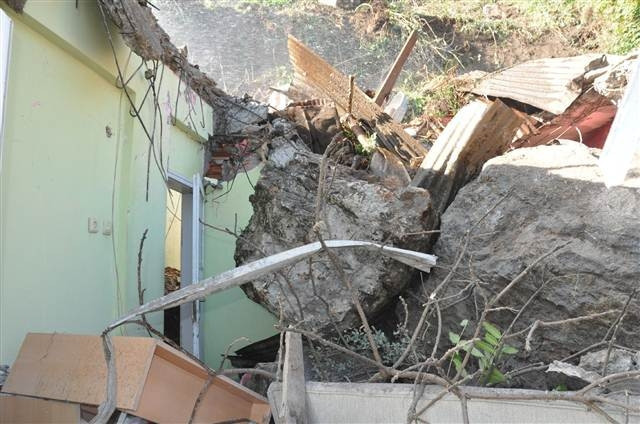 Kayalar evlerin üzerine düştü