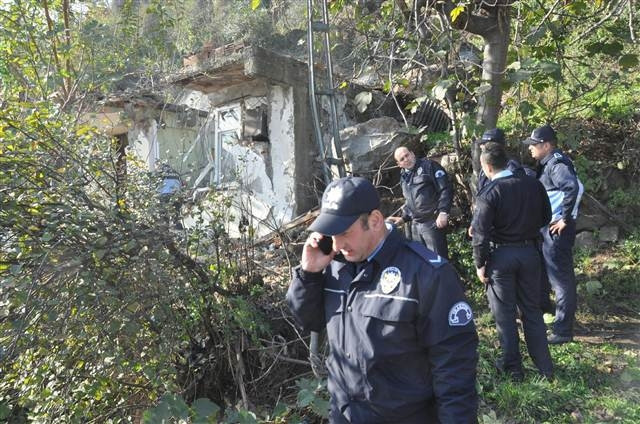 Kayalar evlerin üzerine düştü