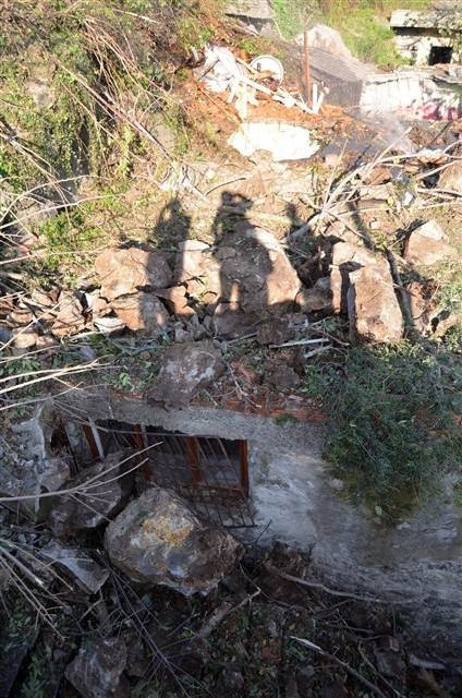 Kayalar evlerin üzerine düştü