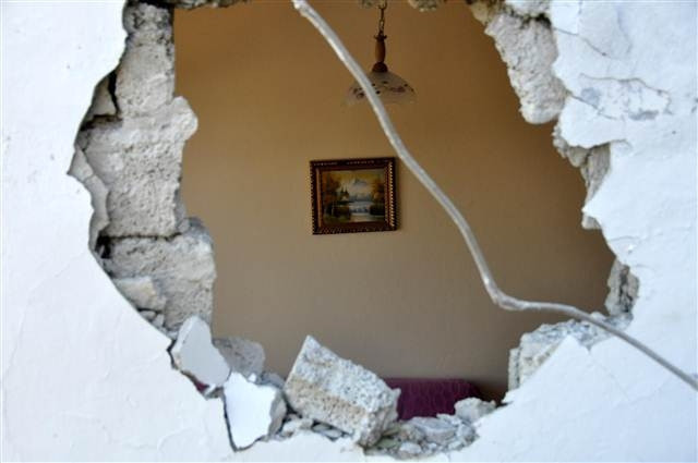 Kayalar evlerin üzerine düştü