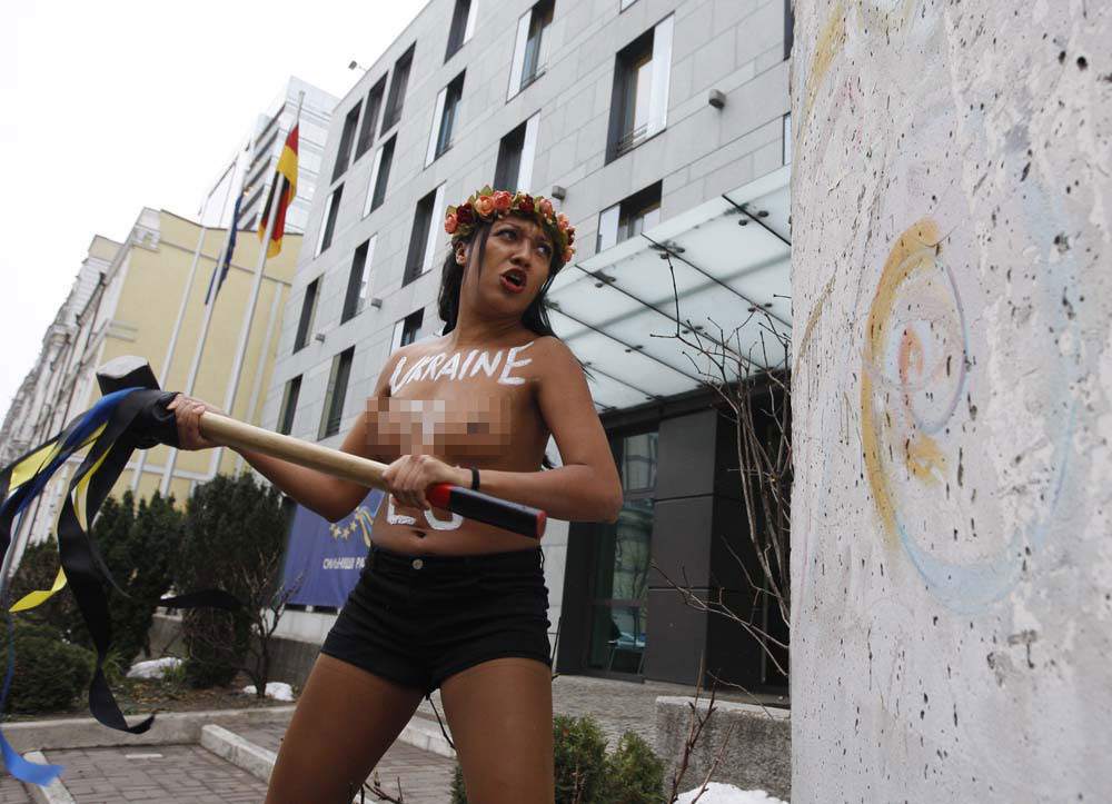 FEMEN Ukraynada vize eylemi yaptı