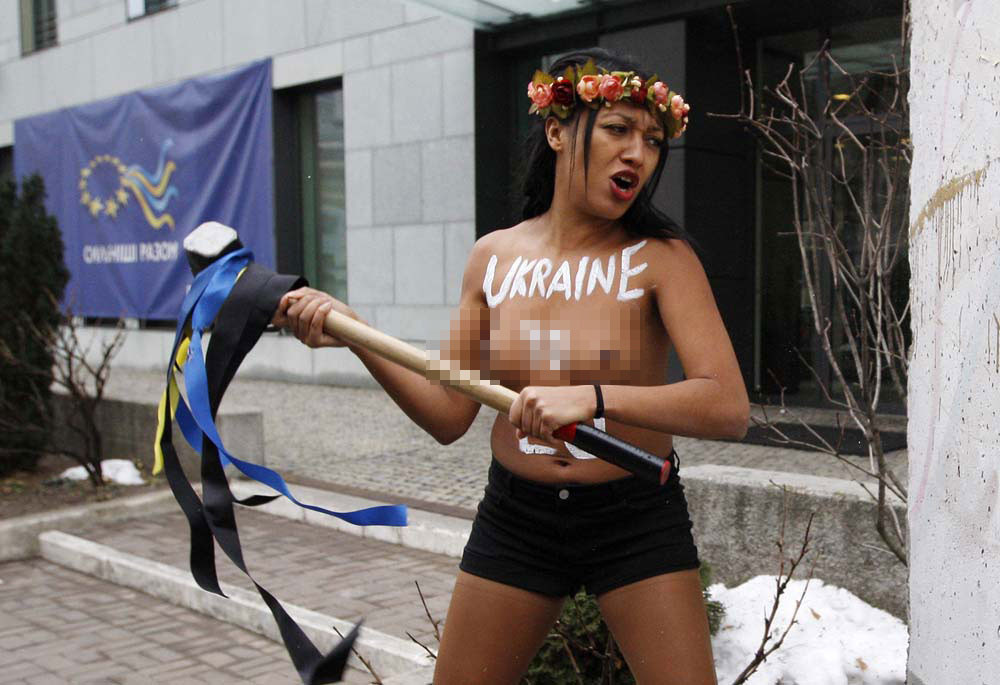 FEMEN Ukraynada vize eylemi yaptı