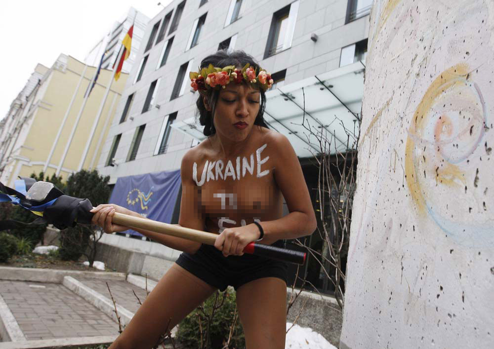 FEMEN Ukraynada vize eylemi yaptı