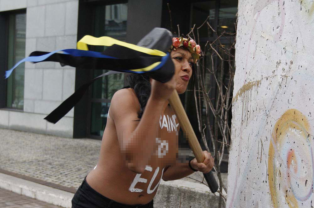 FEMEN Ukraynada vize eylemi yaptı