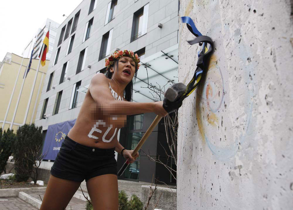 FEMEN Ukraynada vize eylemi yaptı