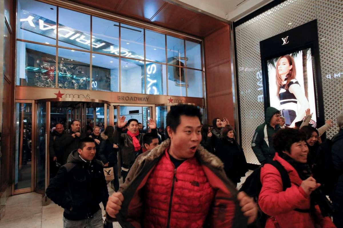 Black Friday (Kara Cuma) indirimini duyan mağazalara böyle koştu