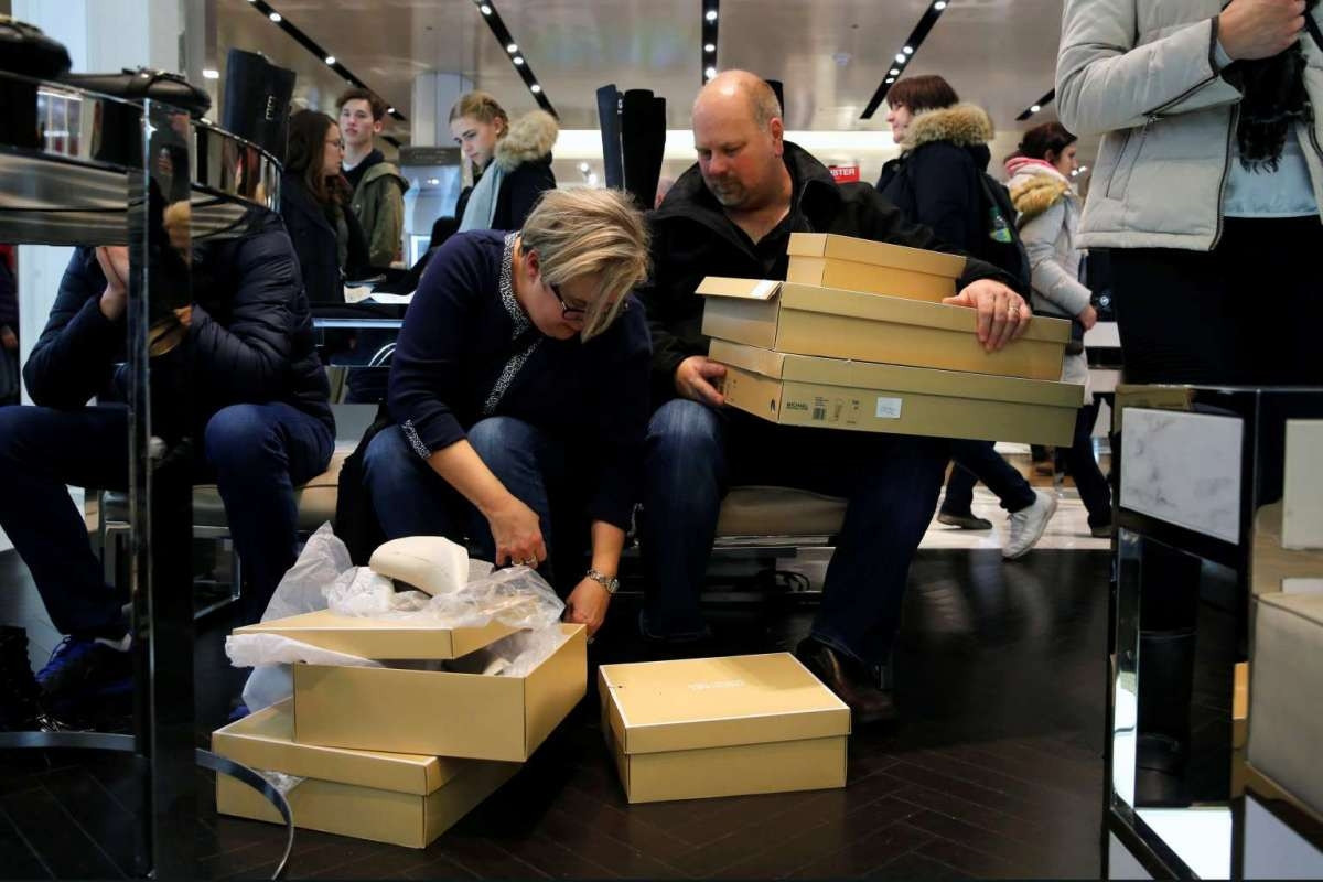 Black Friday (Kara Cuma) indirimini duyan mağazalara böyle koştu