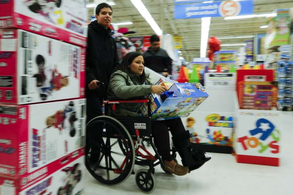Black Friday (Kara Cuma) indirimini duyan mağazalara böyle koştu