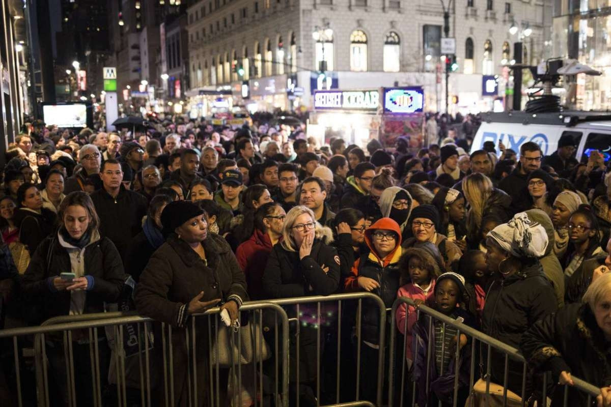Black Friday (Kara Cuma) indirimini duyan mağazalara böyle koştu