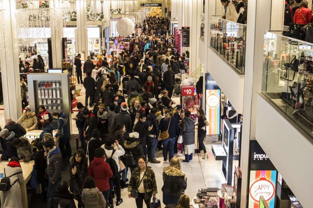 Black Friday (Kara Cuma) indirimini duyan mağazalara böyle koştu