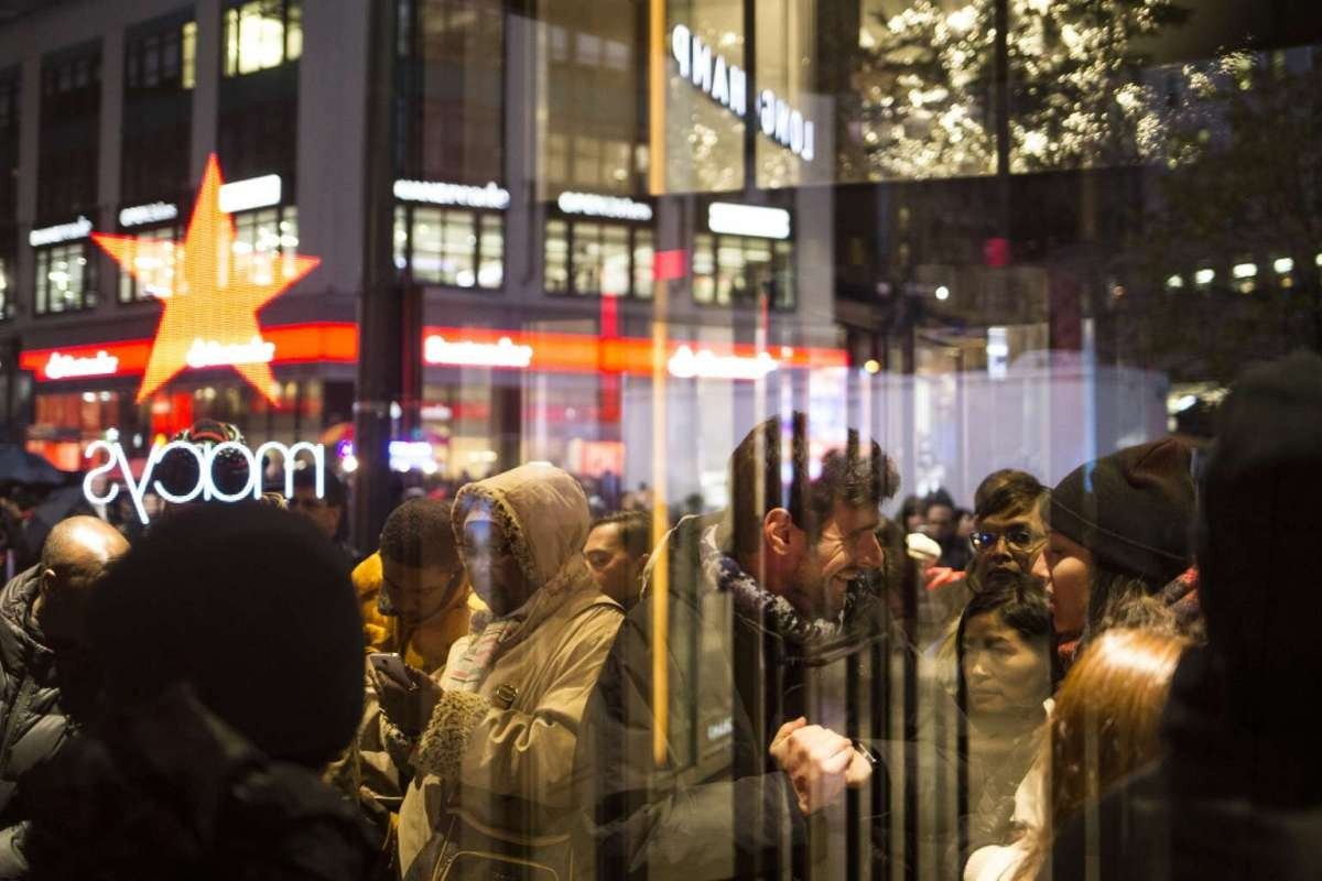 Black Friday (Kara Cuma) indirimini duyan mağazalara böyle koştu