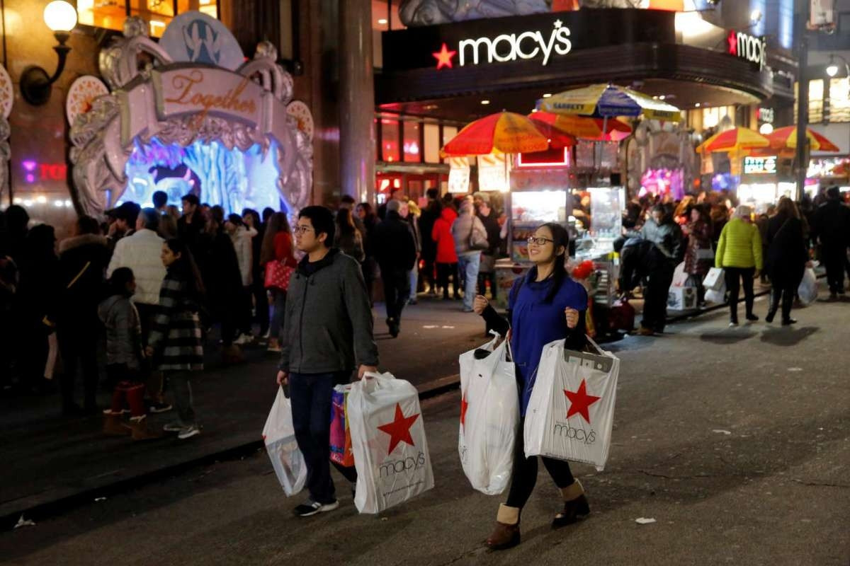 Black Friday (Kara Cuma) indirimini duyan mağazalara böyle koştu