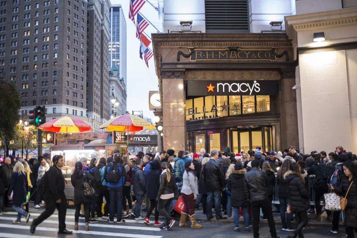 Black Friday (Kara Cuma) indirimini duyan mağazalara böyle koştu