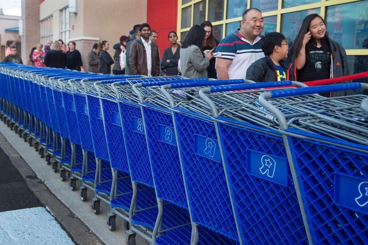 Black Friday (Kara Cuma) indirimini duyan mağazalara böyle koştu