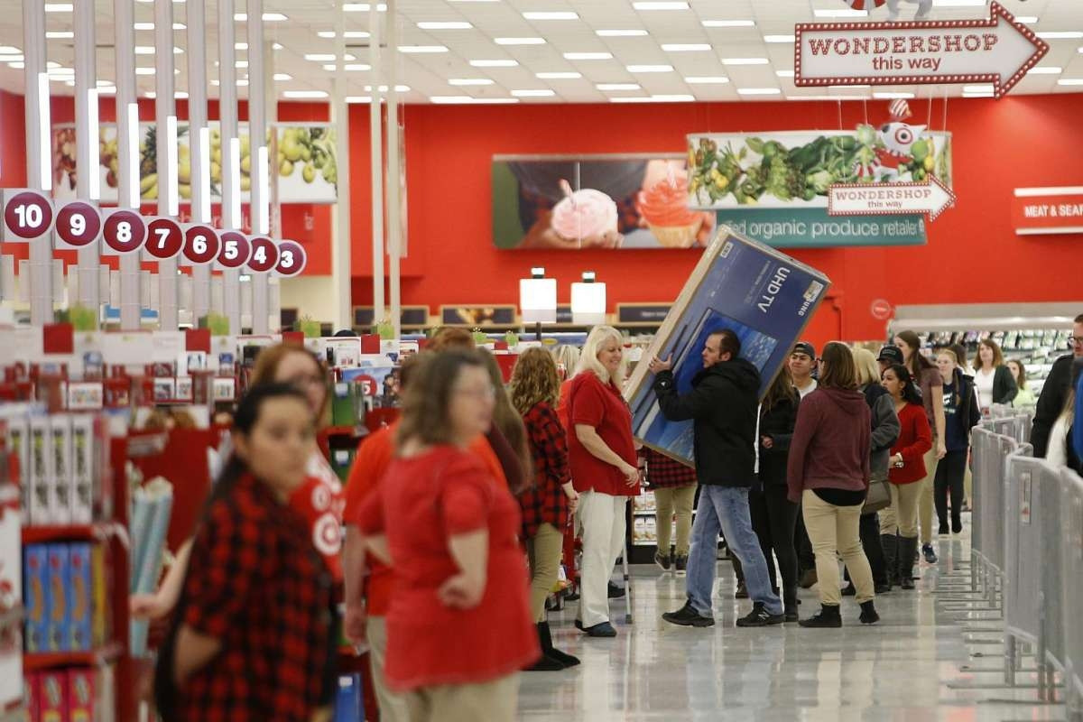 Black Friday (Kara Cuma) indirimini duyan mağazalara böyle koştu