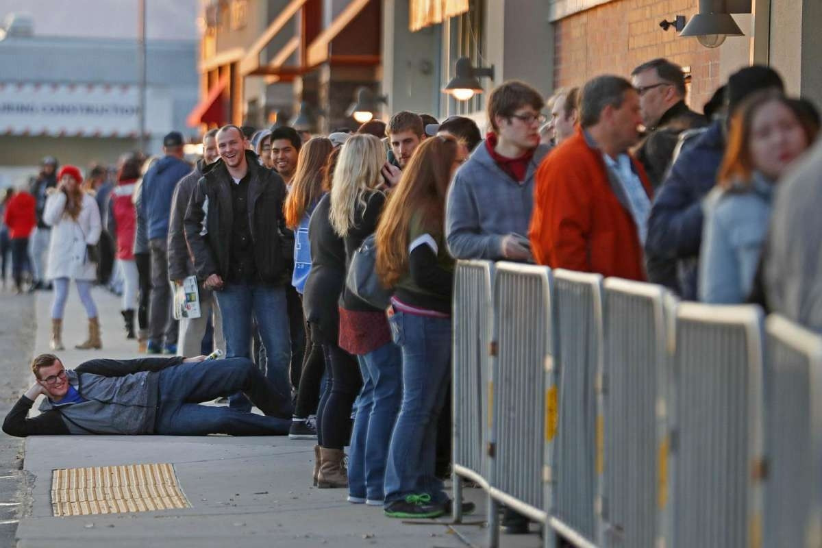 Black Friday (Kara Cuma) indirimini duyan mağazalara böyle koştu
