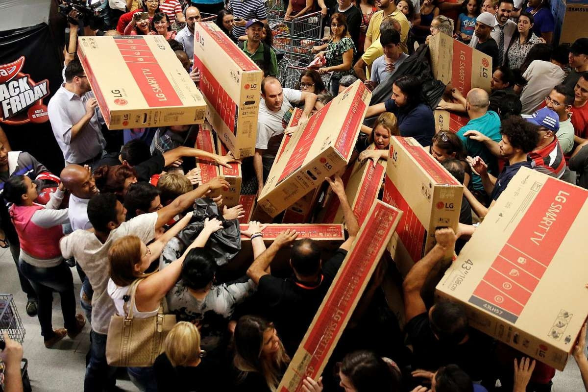 Black Friday (Kara Cuma) indirimini duyan mağazalara böyle koştu