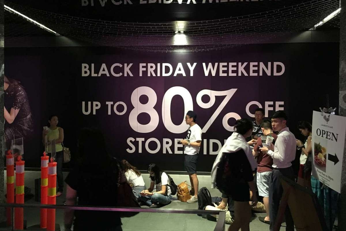 Black Friday (Kara Cuma) indirimini duyan mağazalara böyle koştu