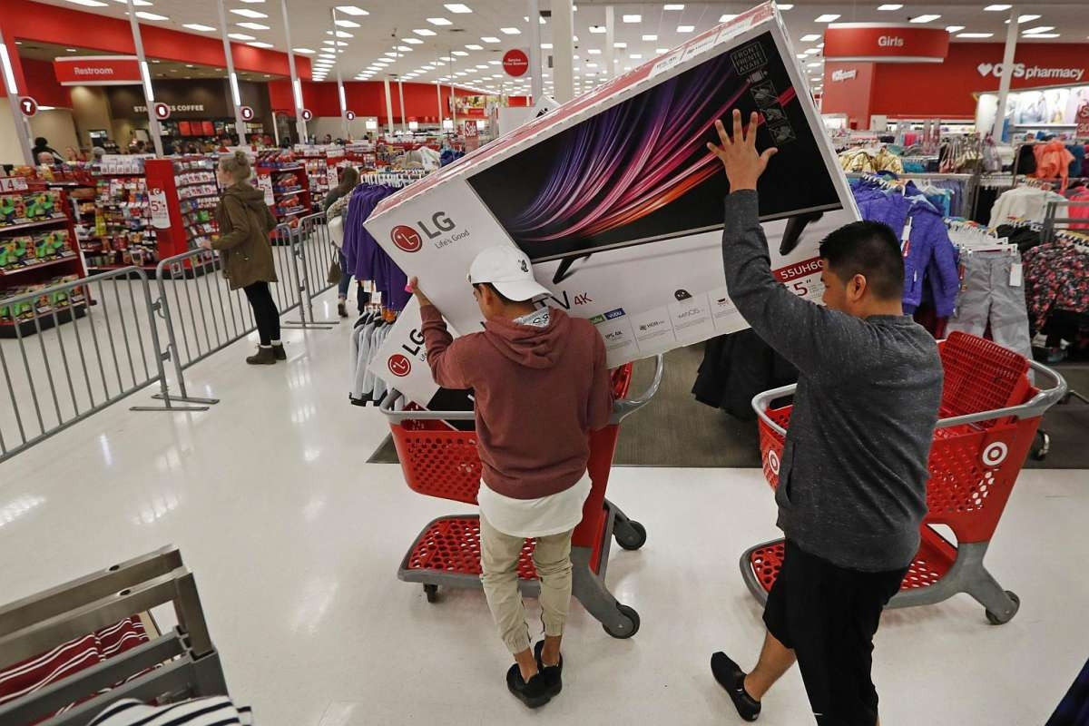 Black Friday (Kara Cuma) indirimini duyan mağazalara böyle koştu