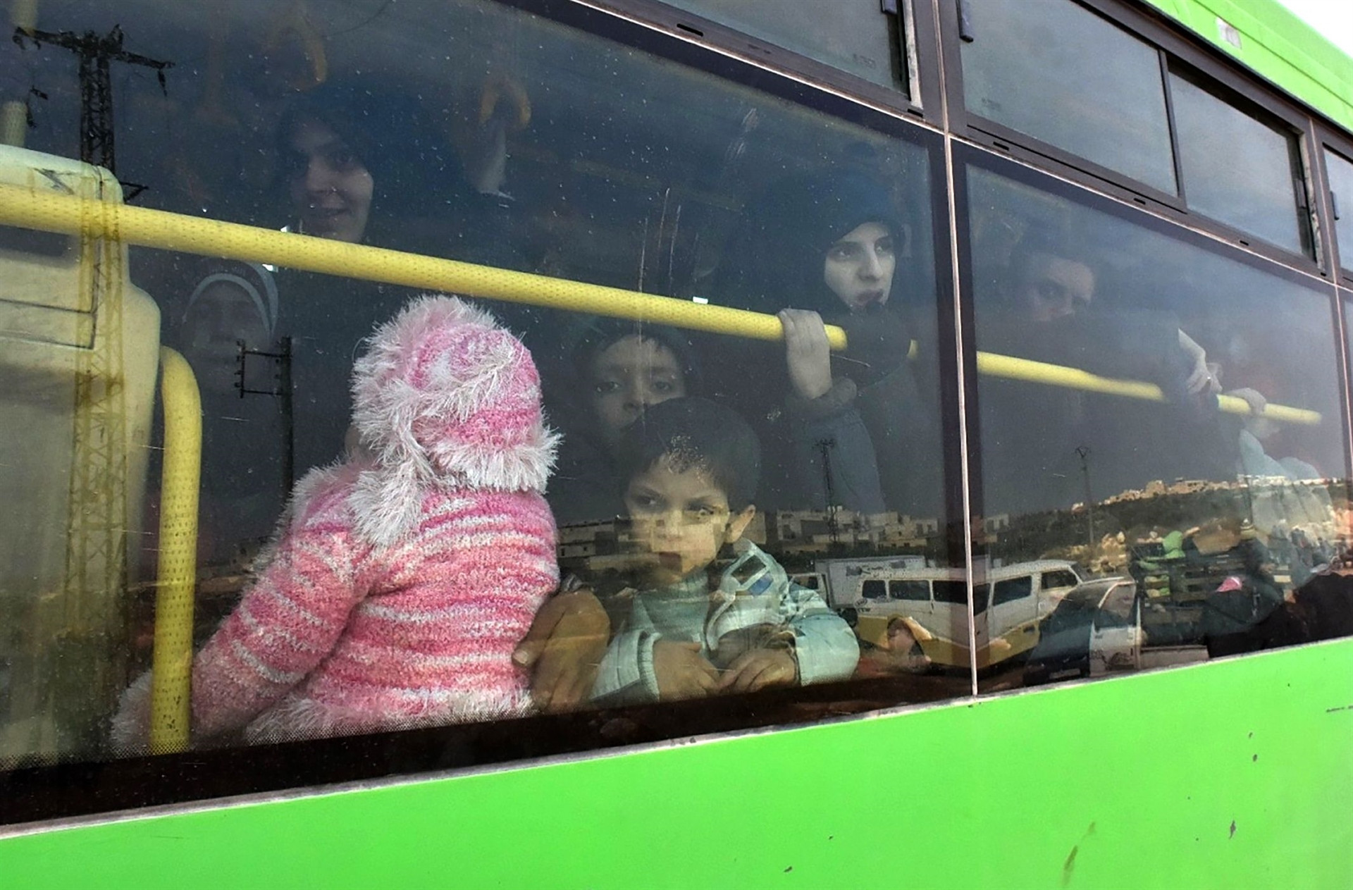 Dünya alarma geçti... Binlerce kişi sıkıştı