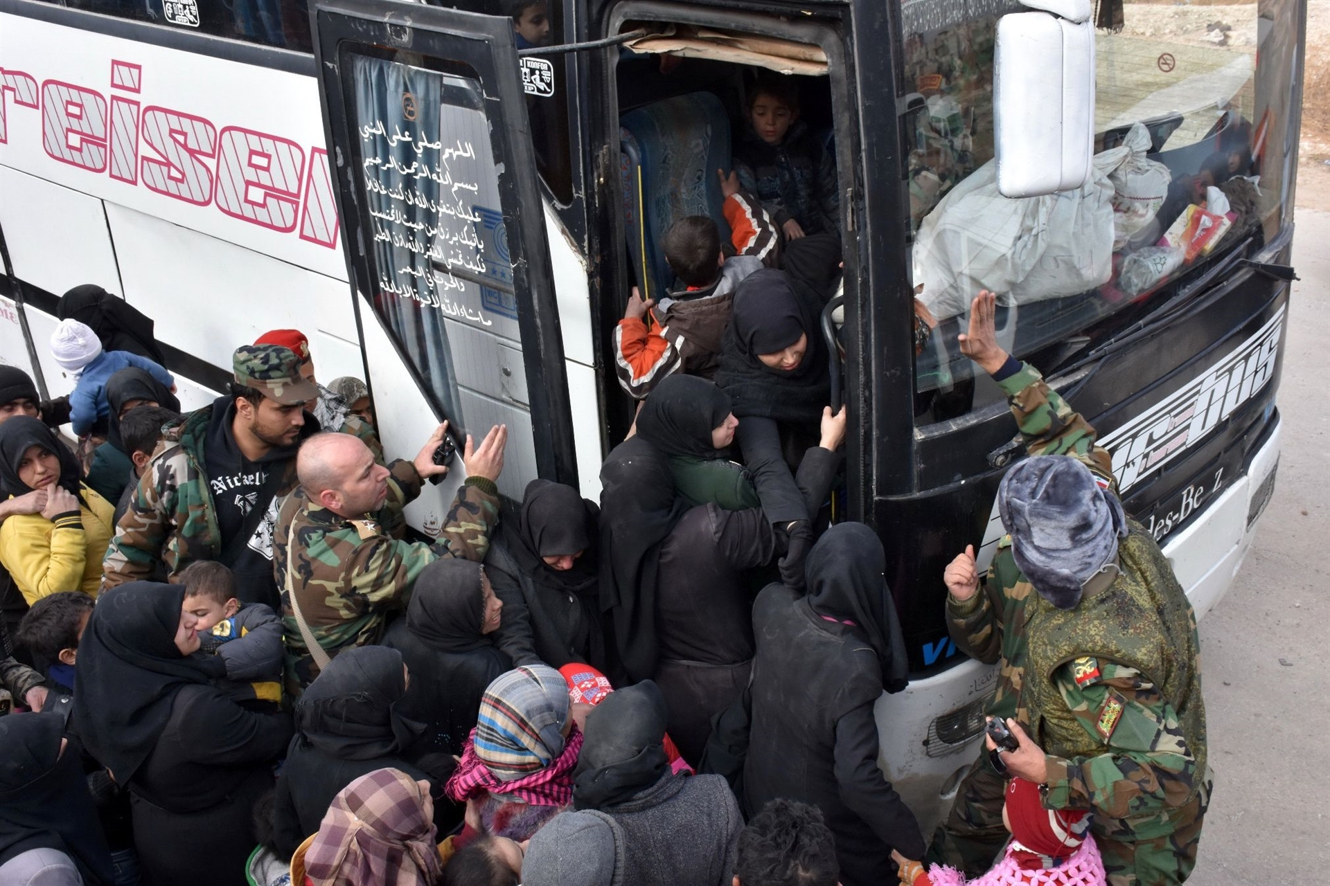 Dünya alarma geçti... Binlerce kişi sıkıştı