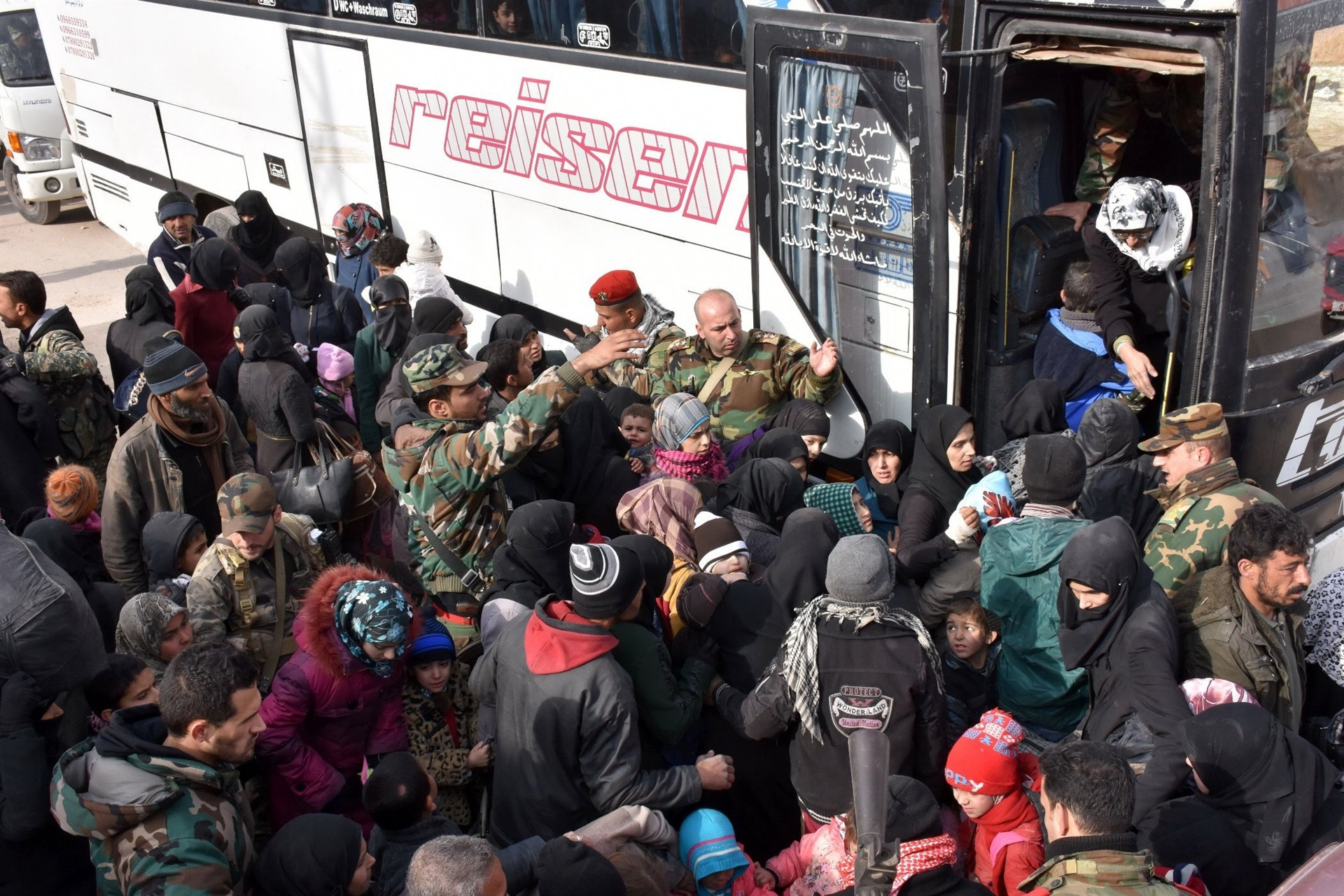 Dünya alarma geçti... Binlerce kişi sıkıştı