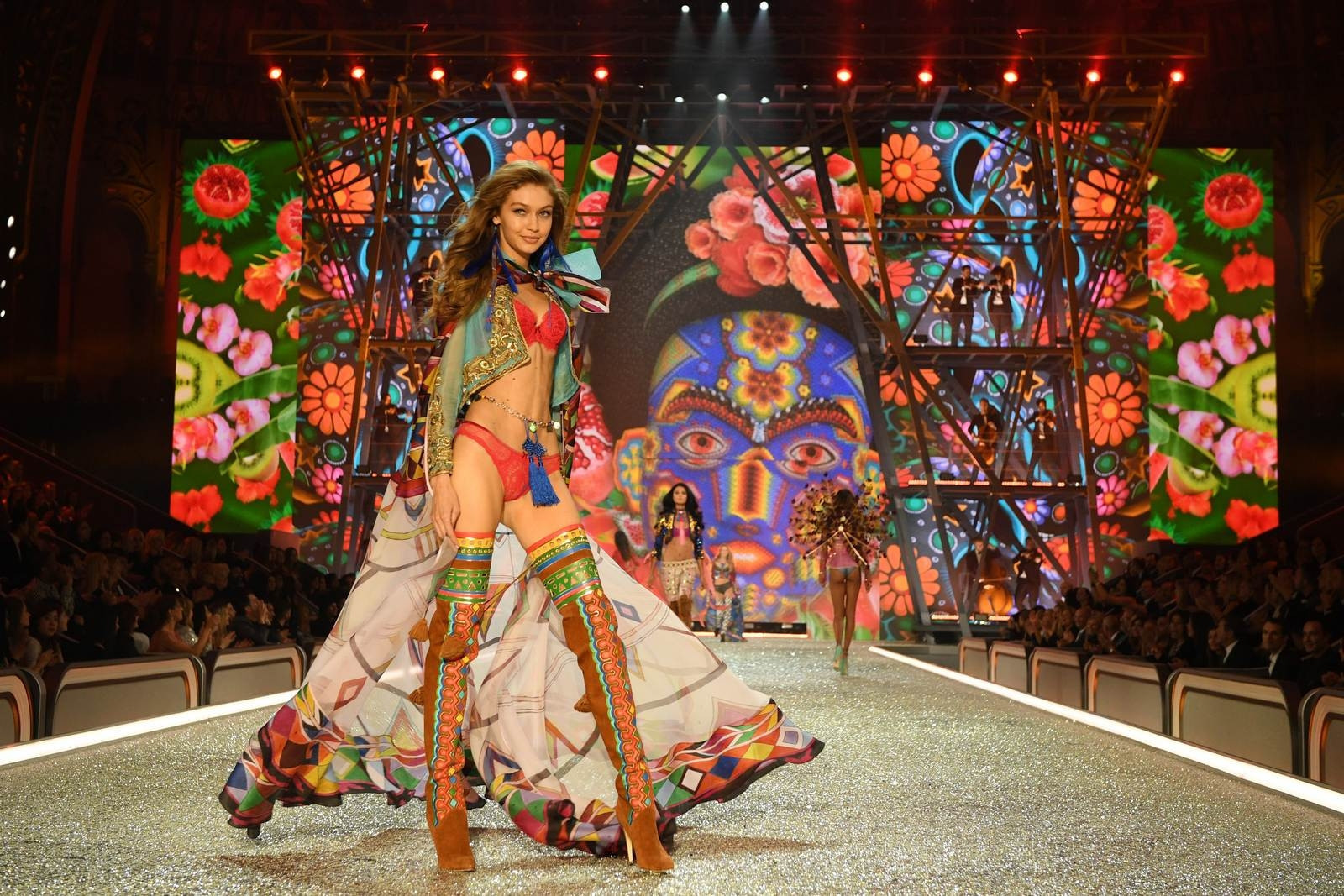 Yeni Victorias Secret meleği Josephine Skriver: Melekler birbirini kollar