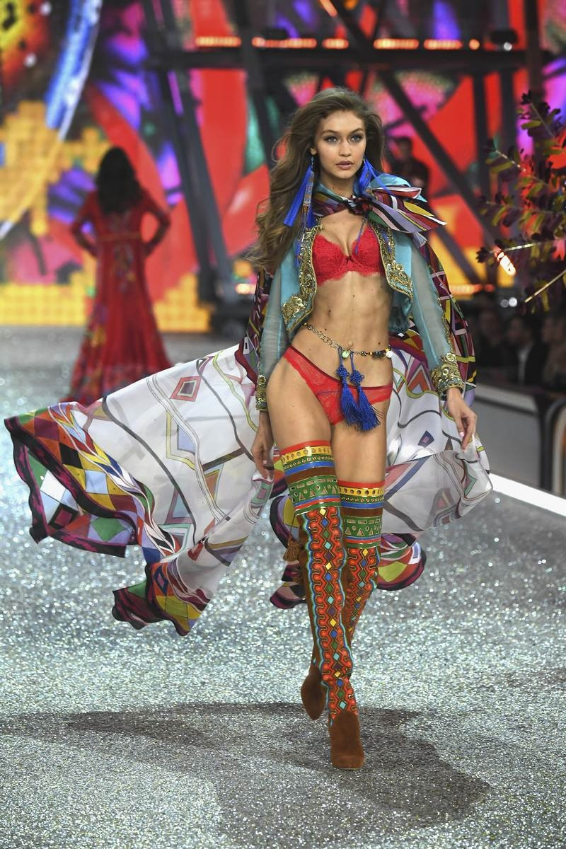 Yeni Victorias Secret meleği Josephine Skriver: Melekler birbirini kollar