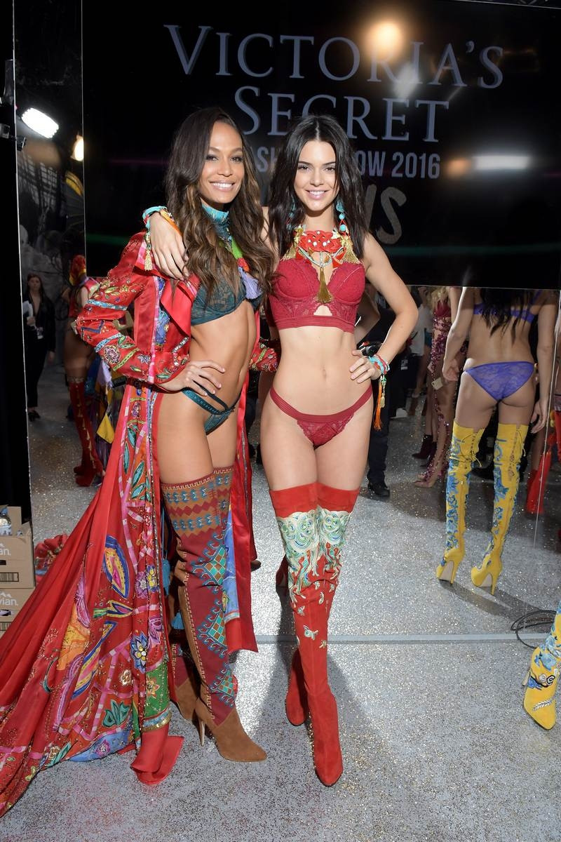Yeni Victorias Secret meleği Josephine Skriver: Melekler birbirini kollar