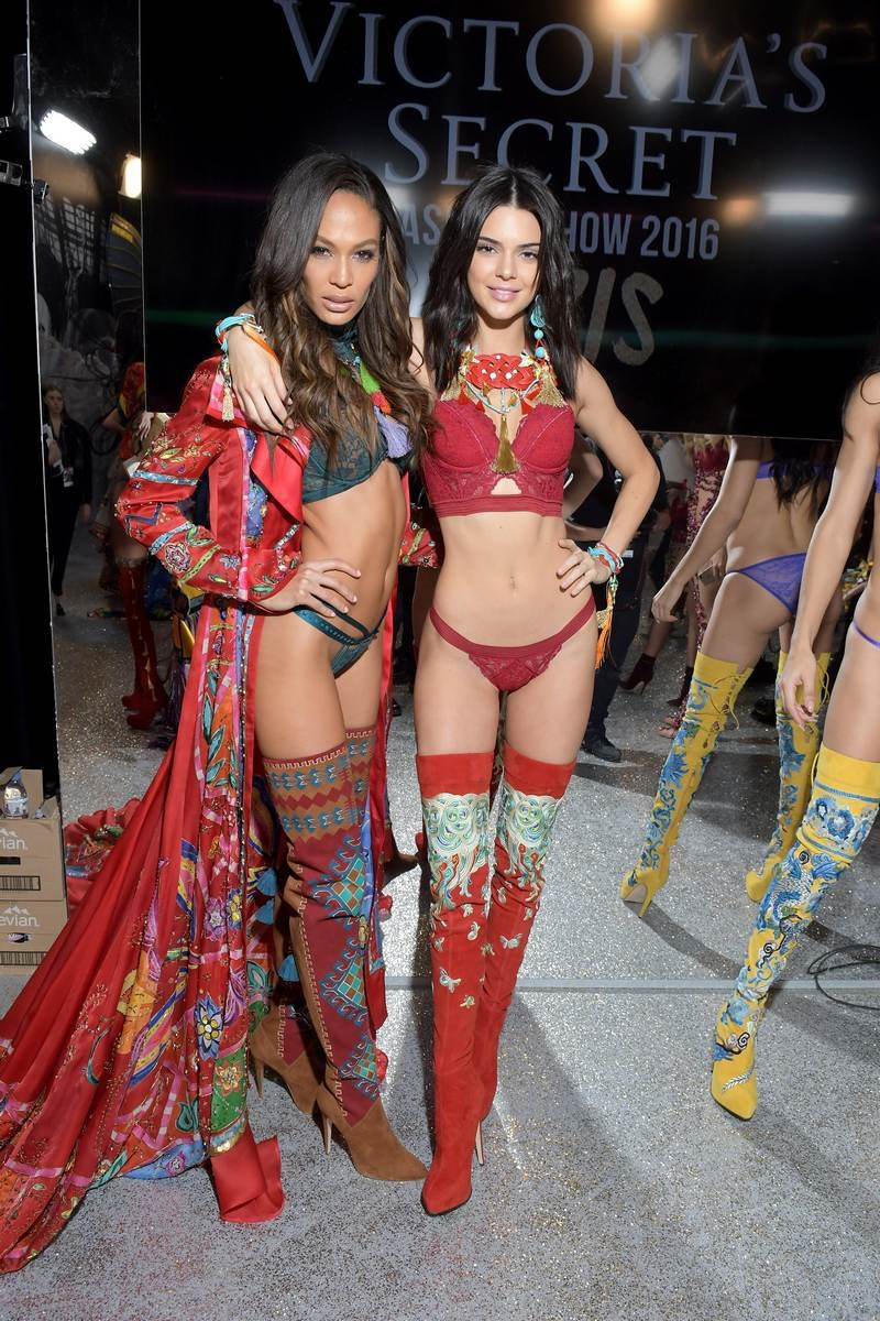 Yeni Victorias Secret meleği Josephine Skriver: Melekler birbirini kollar