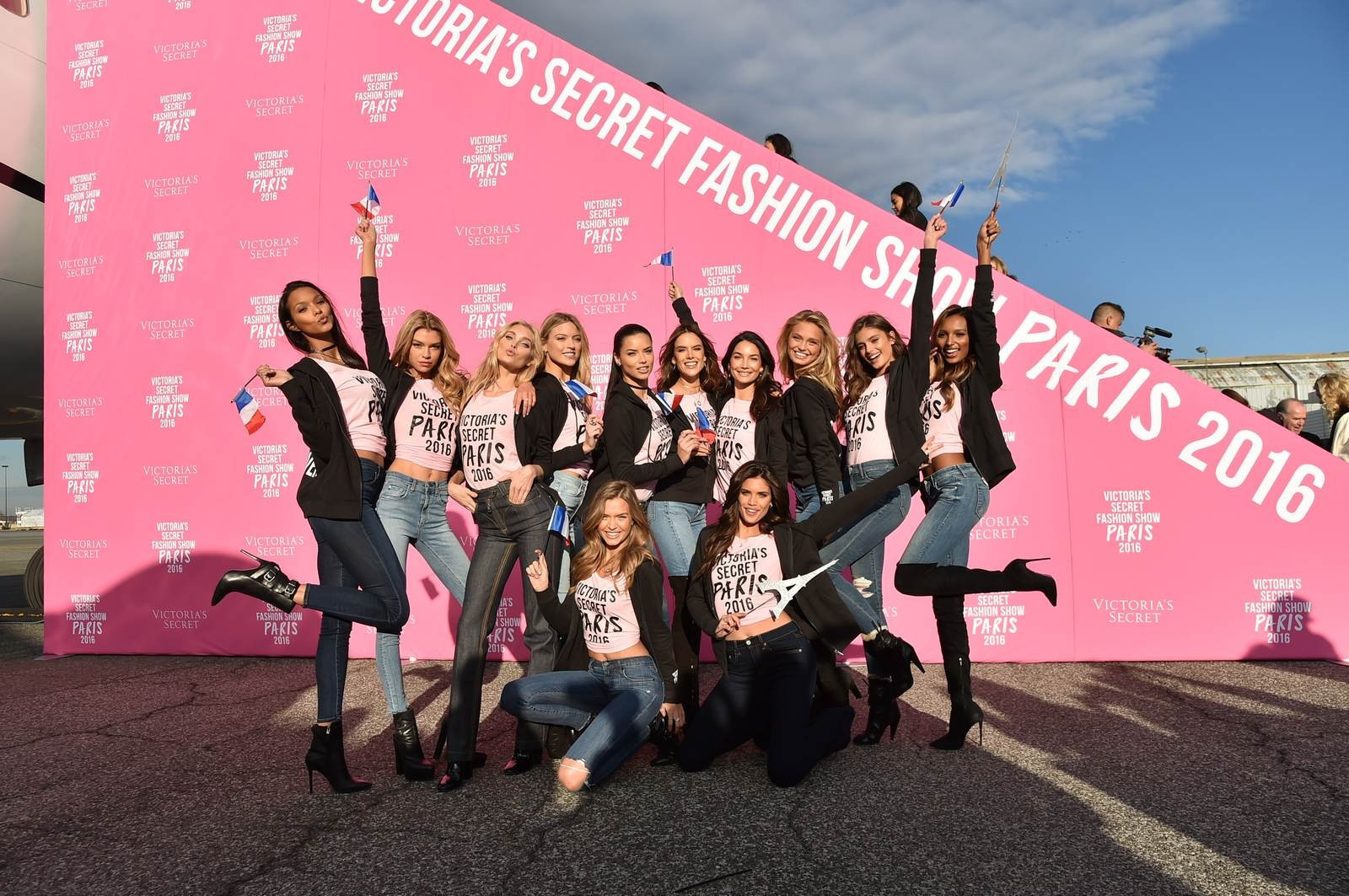 Yeni Victorias Secret meleği Josephine Skriver: Melekler birbirini kollar